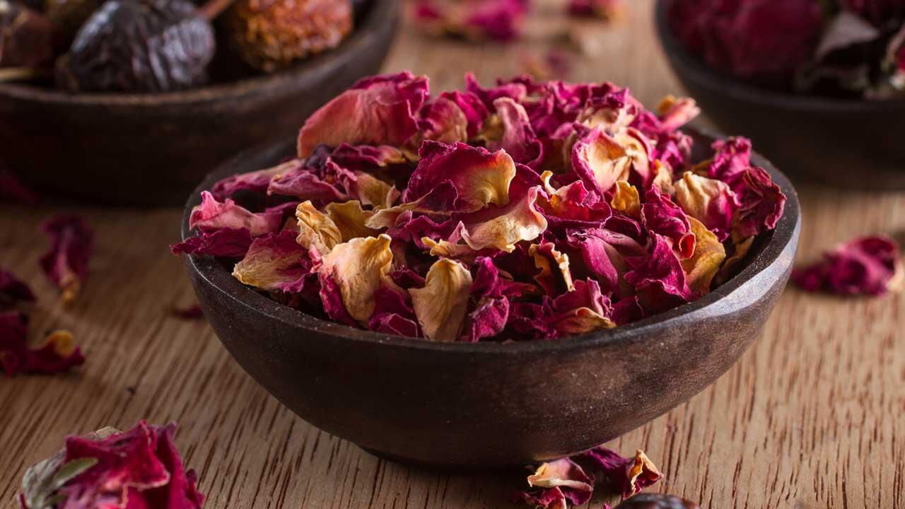 Rosenblätter trocknen: 4 Methoden, mit denen Blüten ihre Farbe behalten