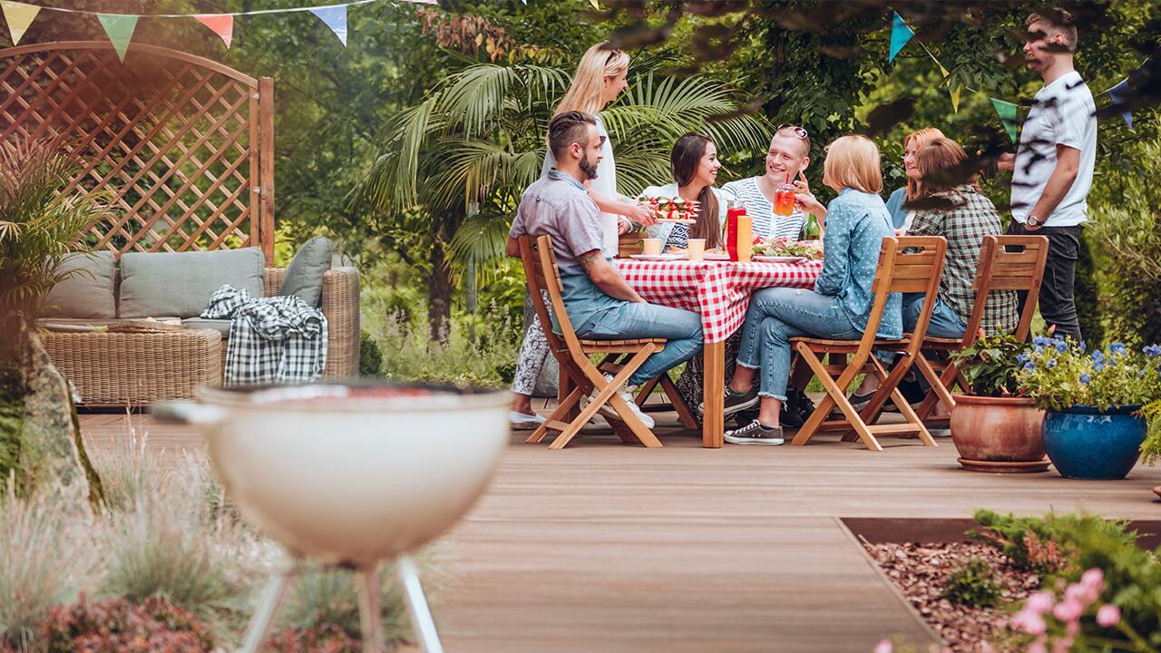 Sommerabende im Garten: Wie Sie Rücksicht auf Tiere und Umwelt nehmen