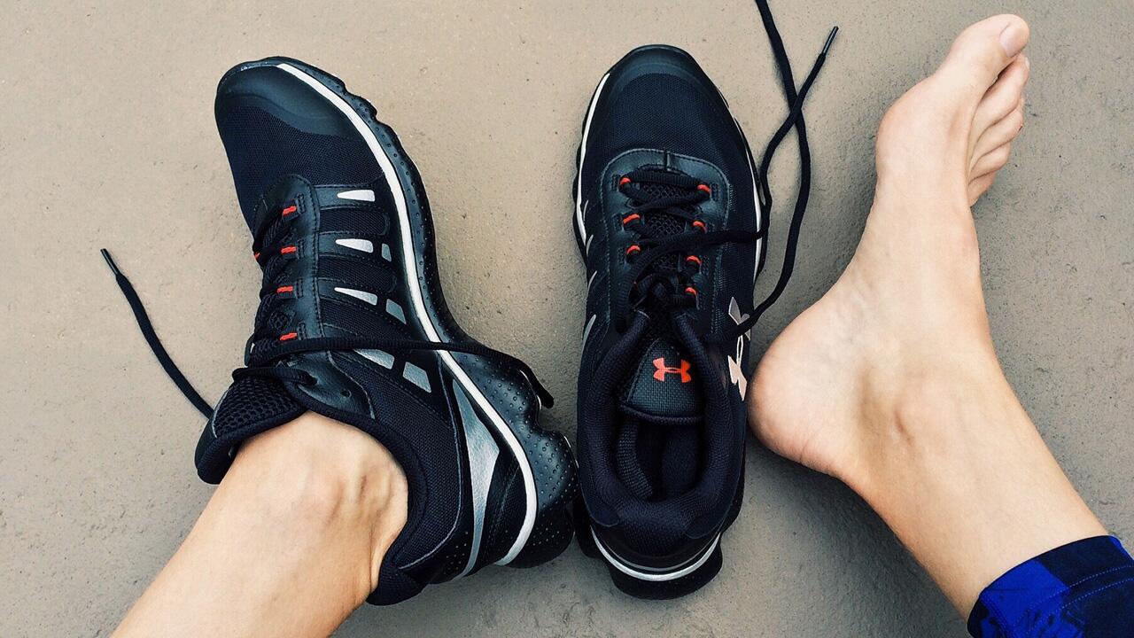 Schuhe stinken: Diese Hausmittel helfen bei müffelnden Schuhen