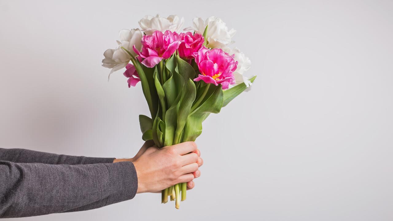 Verwelkten Blumenstrauß entsorgen: Darauf sollten Sie achten