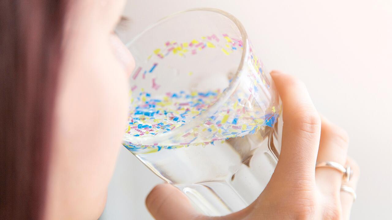  Mikroplastik in Mineralwasser: Teile aus Plastikflaschen landen im Getränk