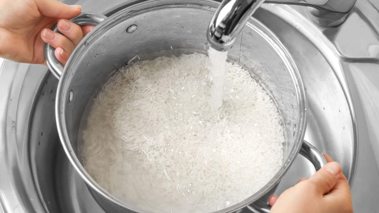 Arsenbelastung: Reis vor dem Kochen gründlich abspülen 