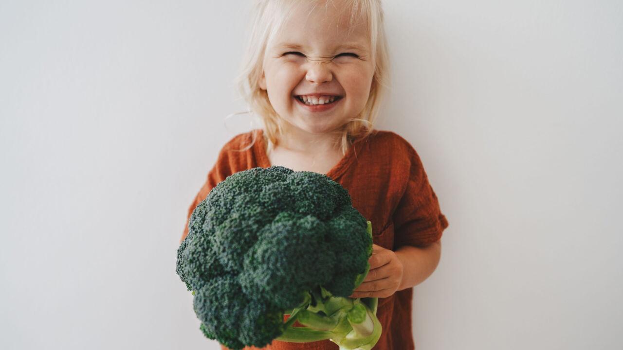 Kinder vegan ernähren: 8 Tipps, die Eltern kennen sollten
