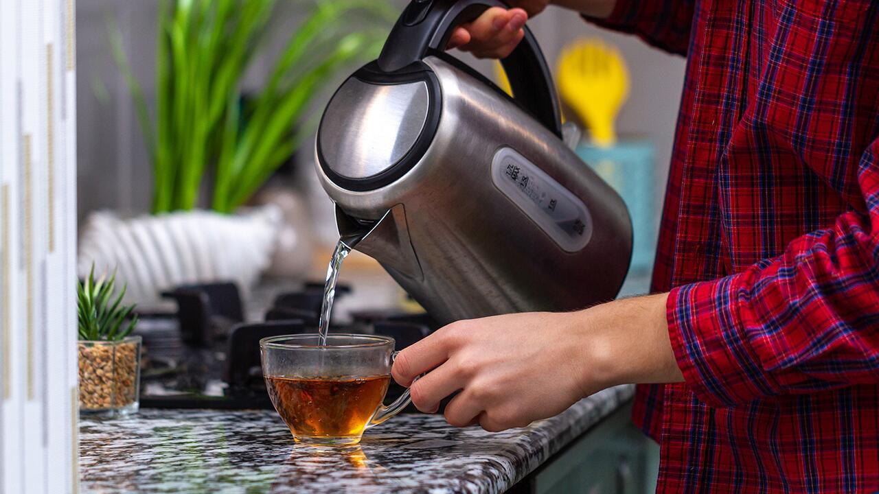 Restwasser im Wasserkocher erneut aufkochen oder wegkippen?
