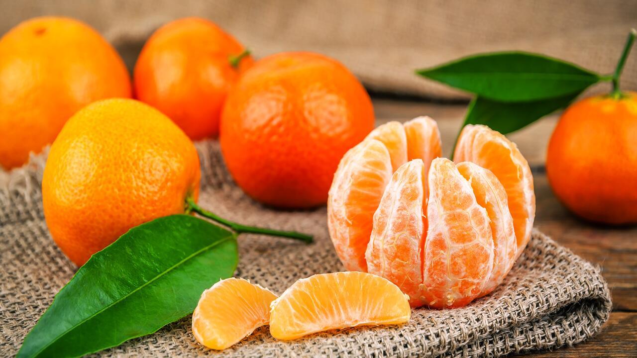 Darf man die weiße Haut bei Mandarinen und Orangen mitessen?