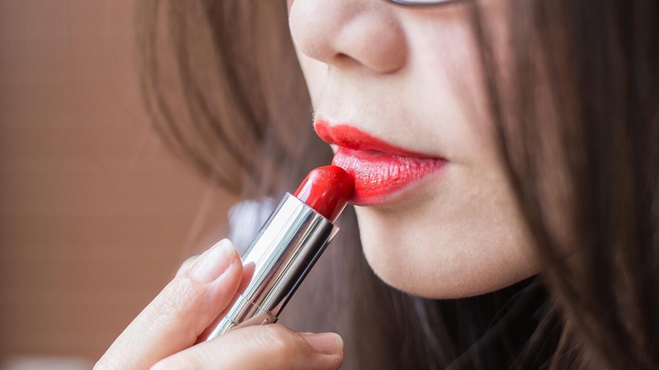 Lippenstifte-Test: Titandioxid und Mineralölrückstände auf den Lippen