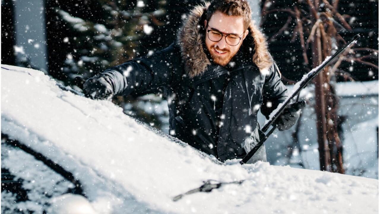 Kein heißes Wasser: Das ist beim Eiskratzen zu beachten