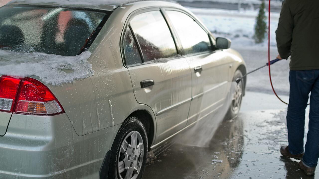 Auto waschen im Winter: Temperatur, Tageszeit, Salz – darauf sollten Sie achten