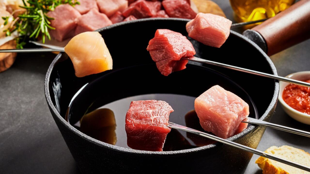 Fondue und Raclette: Experten warnen vor Infektionen durch rohes Fleisch