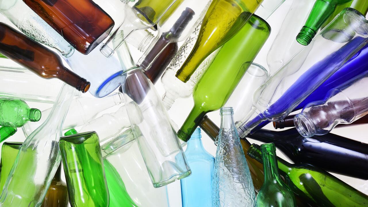 Altglas: In welchen Container gehören blaue und rote Flaschen?