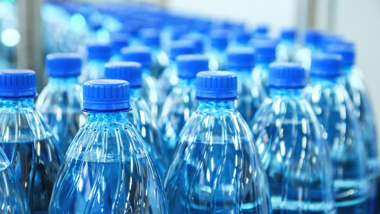 Studie: Flaschenwasser enthält noch mehr Plastikpartikel als bekannt