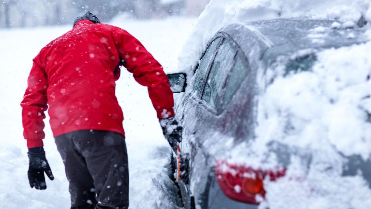 Bußgeld droht: Auto beim Eiskratzen nicht warmlaufen lassen