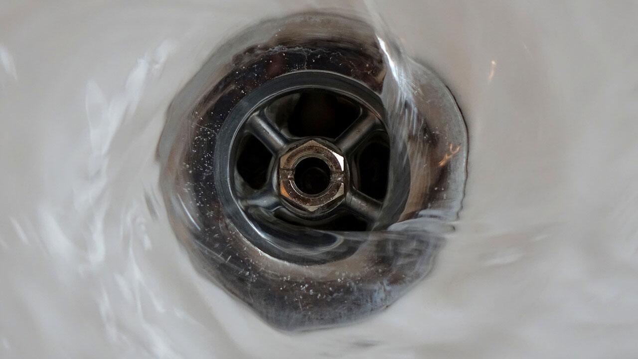 Abfluss reinigen: Wie man Verstopfungen mit Hausmitteln löst