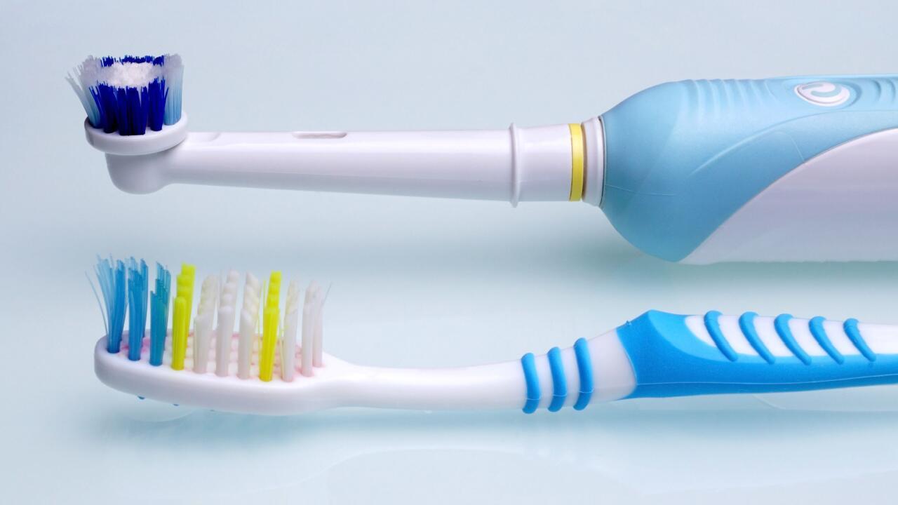 Was ist teurer: 5 Jahre Elektro-Zahnbürste – oder 5 Jahre Hand-Zahnbürste?