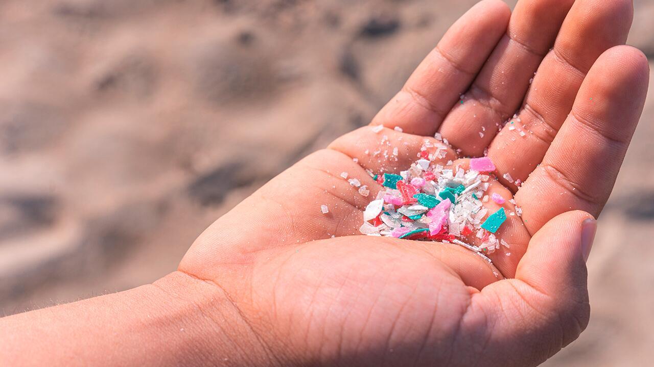 Mikroplastik: Woher kommt es und warum schadet es der Umwelt?