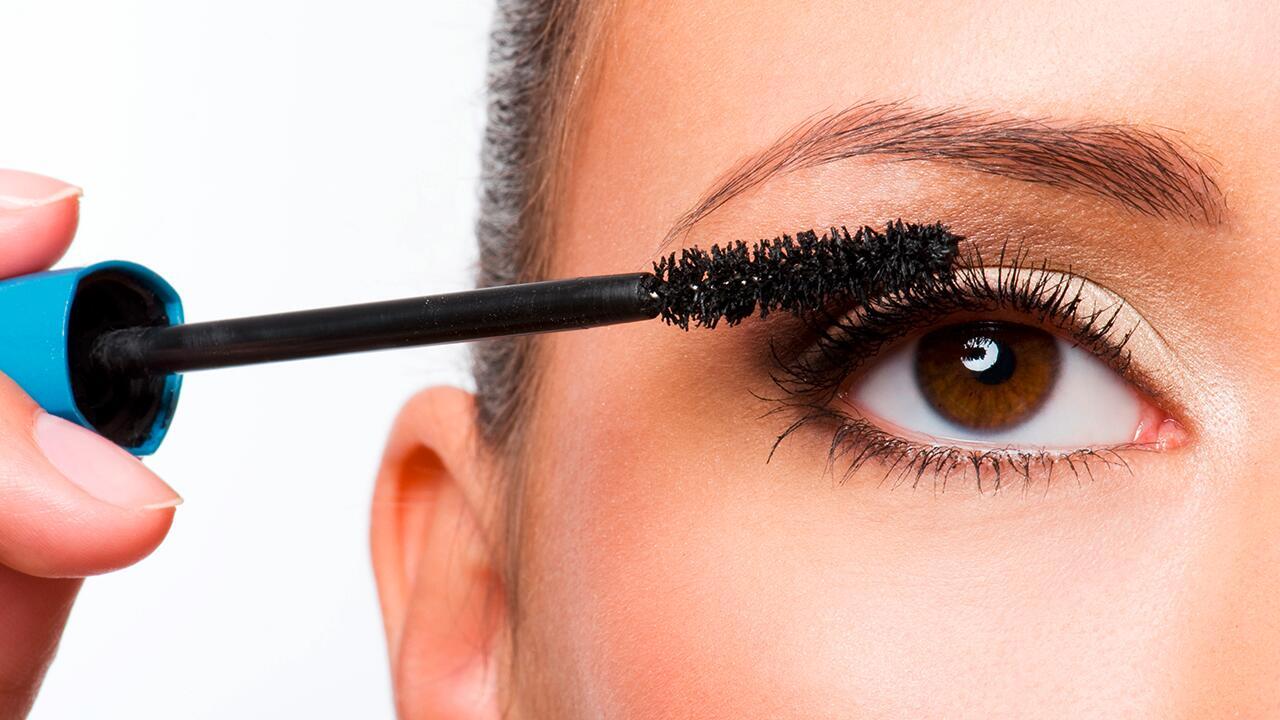 Mascara im Test: Mineralölbestandteile in Wimperntuschen