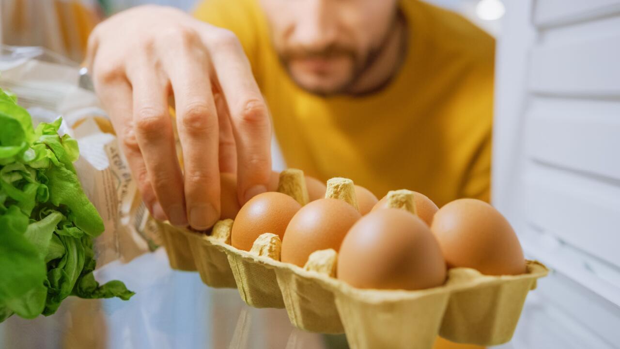 Müssen Eier wirklich in den Kühlschrank? Im Supermarkt werden sie schließlich ungekühlt verkauft