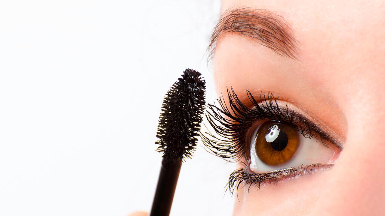 Mascara-Test: Gesundheitlich unbedenkliche Inhaltsstoffe in 10 von 16 Wimperntuschen