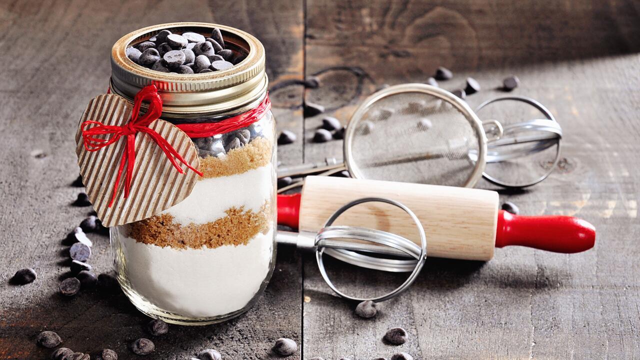 Backmischung im Glas selber machen: Originelles und leckeres DIY-Geschenk Backmischung im Glas selber machen: Originelles und leckeres DIY-Geschenk
