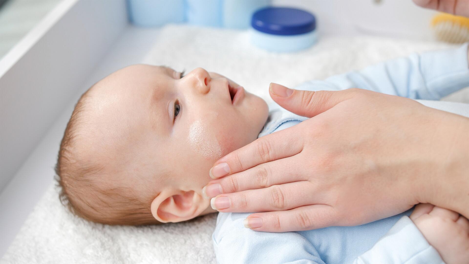 Babycreme im Test: Bedenkliches Mineralöl entdeckt