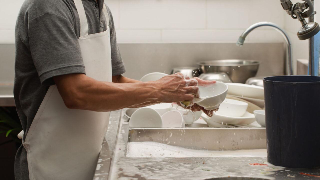 Richtig von Hand spülen: 7 Tipps fürs sparsame Abspülen