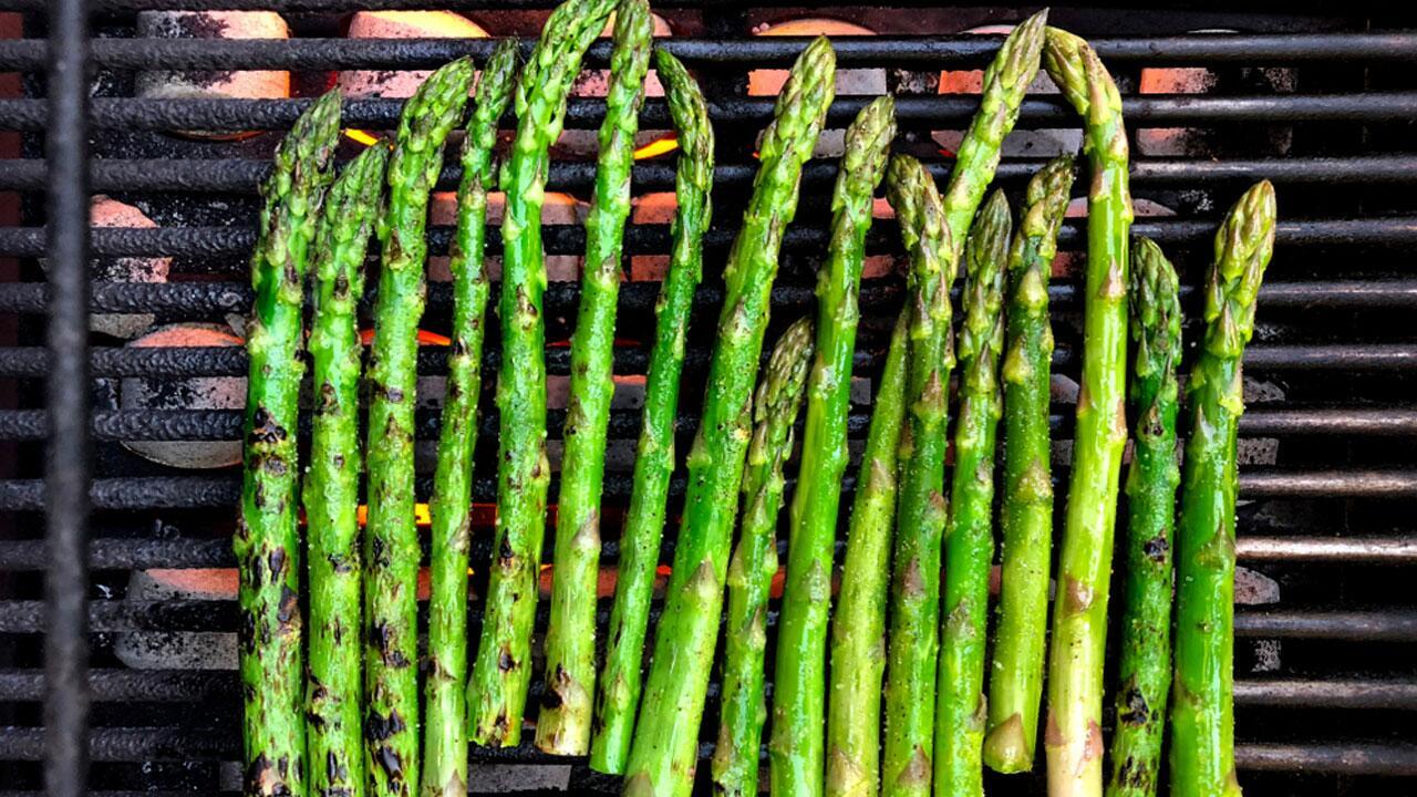 Spargel grillen: So gelingen grüner und weißer Spargel auf dem Rost