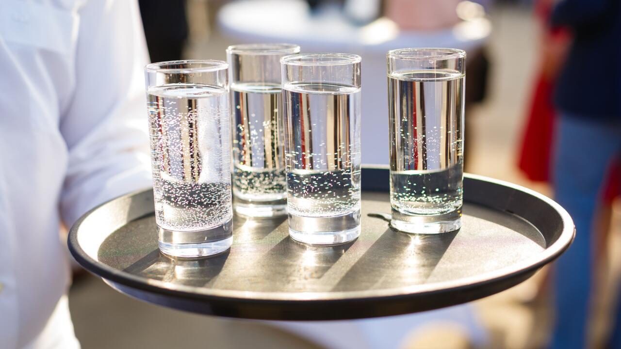 Deshalb gibt es im Restaurant kein Mineralwasser im Glas