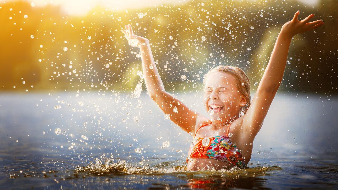 Juckender Ausschlag nach dem Baden im See: Was hilft bei Badedermatitis?
