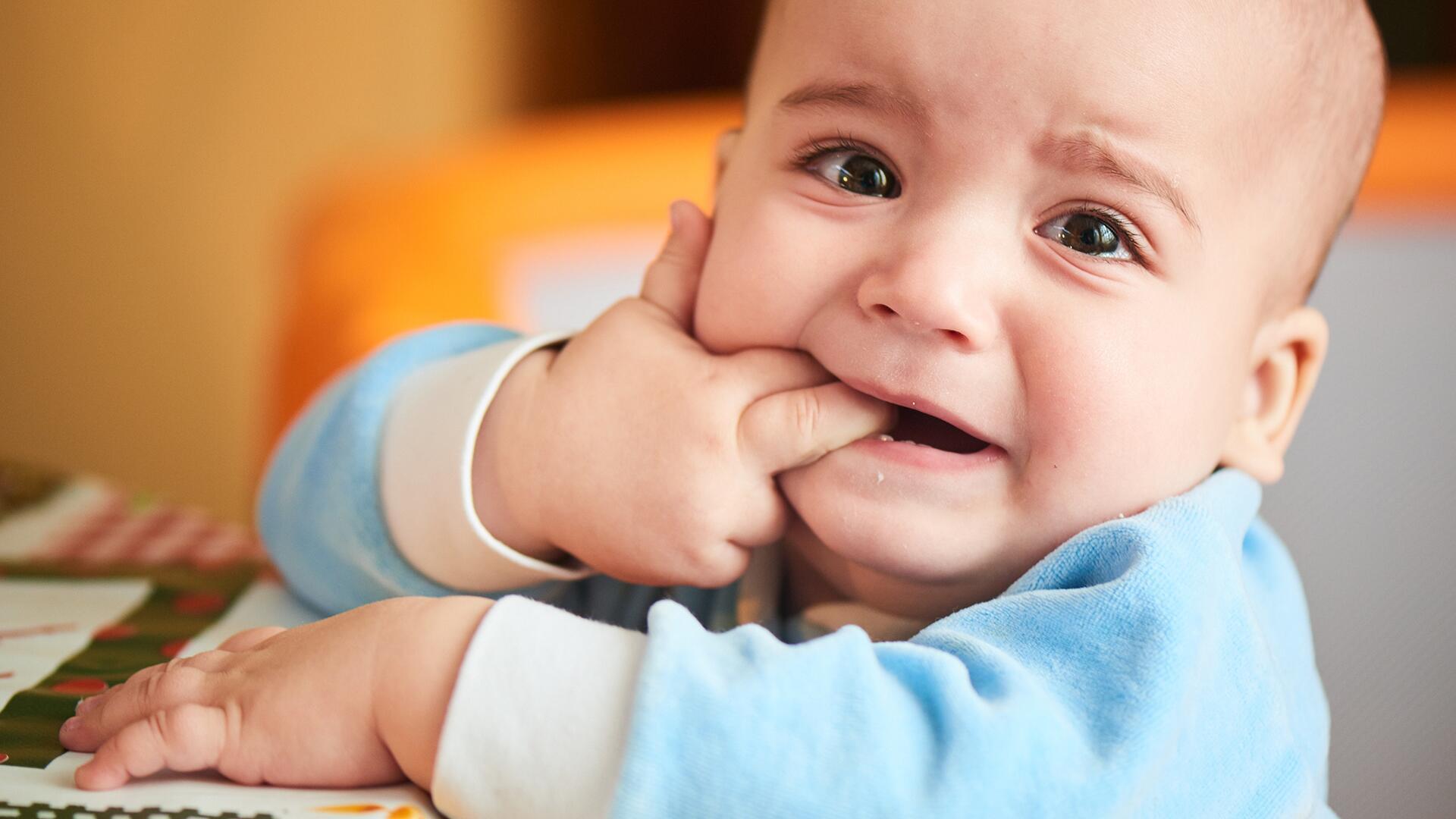 Baby zahnt: Helfen Bernsteinketten, Veilchenwurzeln & Co.?