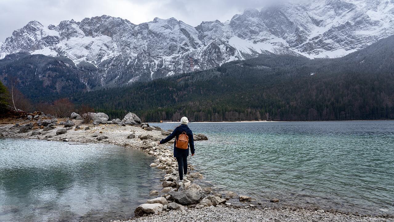 Eisbaden, Panoramawandern & Co.: Ideen für eine nachhaltige Winter-Auszeit Eisbaden, Panoramawandern & Co.: Ideen für eine nachhaltige Winter-Auszeit