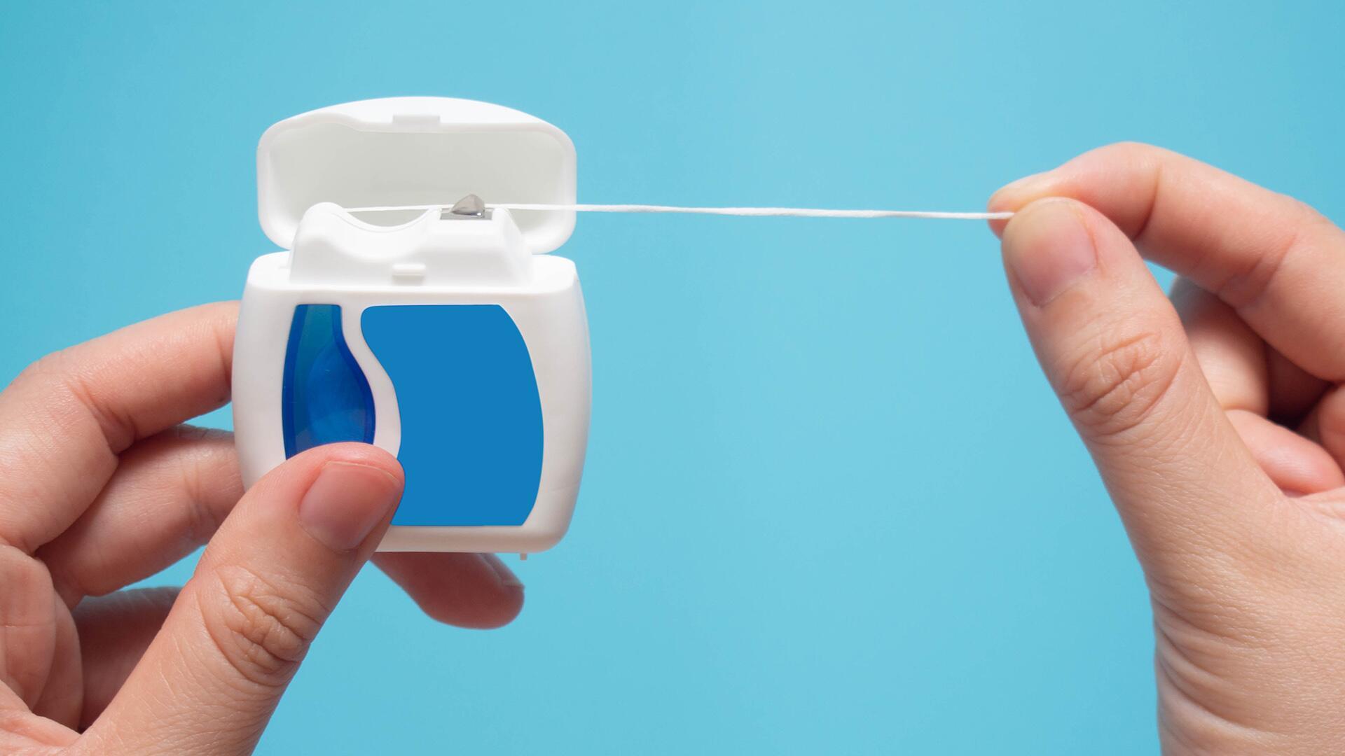 Zahnseide-Test: Beschichtung aus Erdöl, PFAS und Kunststoffe in der Kritik