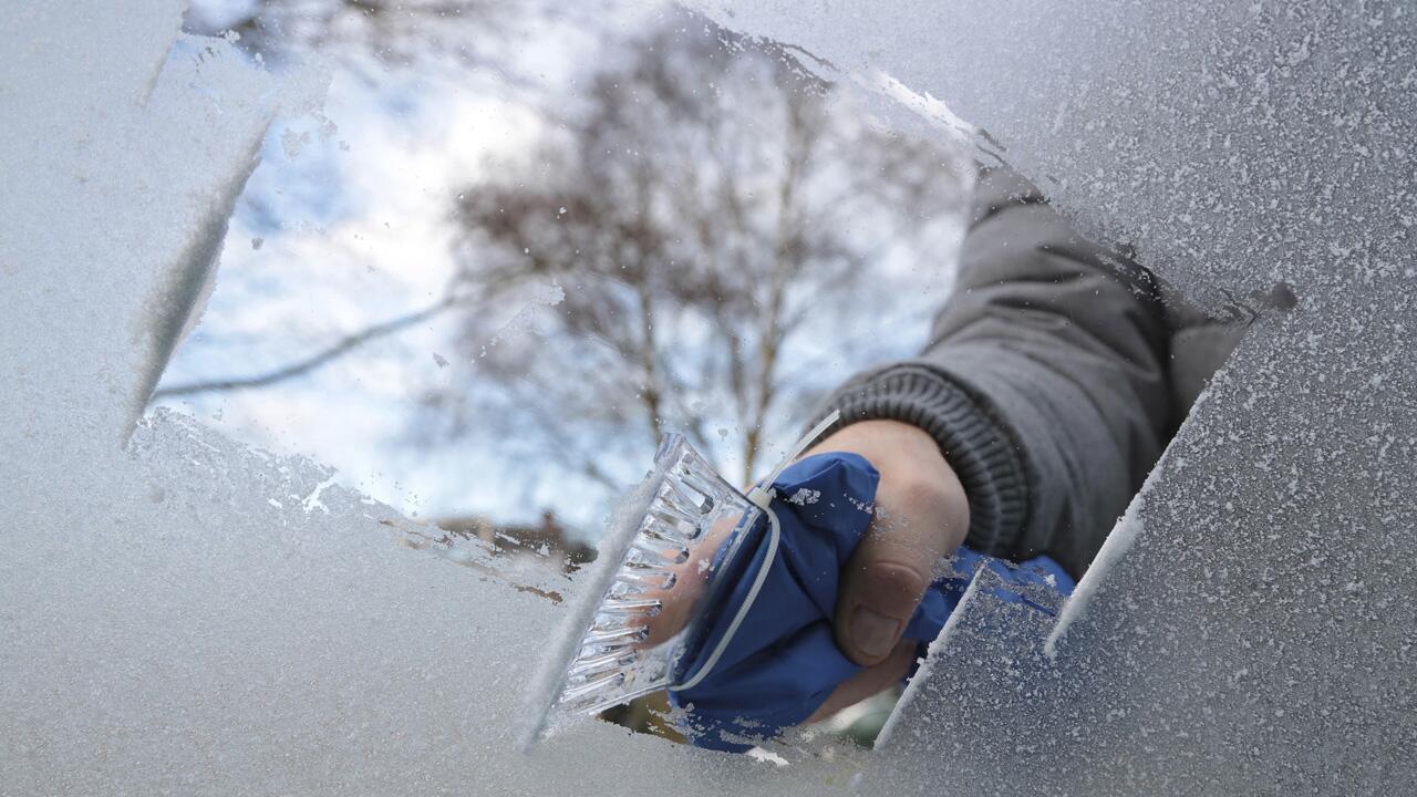 Auto enteisen: Eiskratzer, heißes Wasser - oder Wärmflasche?