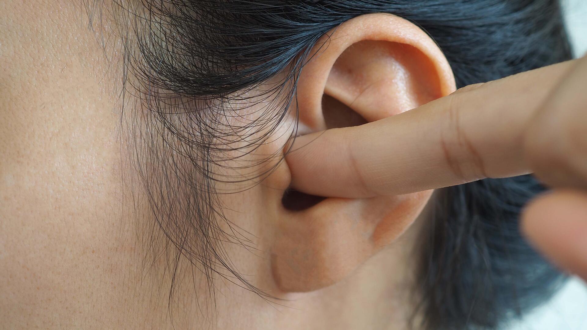 Ohr verstopft: Was tun? Das rät ein HNO-Arzt