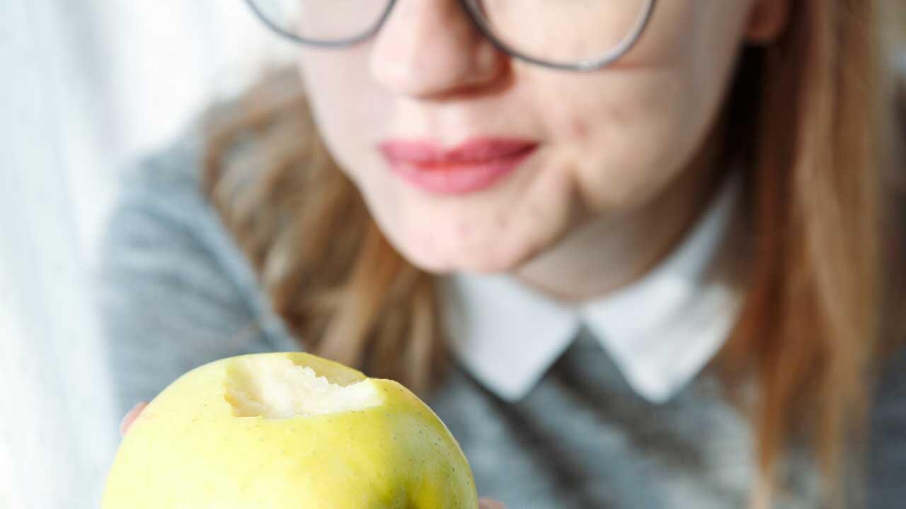 Täglich einen Apfel essen: Was ist an dem Sprichwort dran? Täglich einen Apfel essen: Was ist an dem Sprichwort dran?