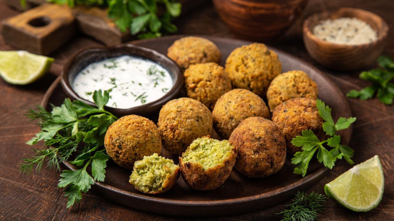 Falafel selber machen: Schnelles Rezept für vegane Falafel-Bällchen Falafel selber machen: Schnelles Rezept für vegane Falafel-Bällchen