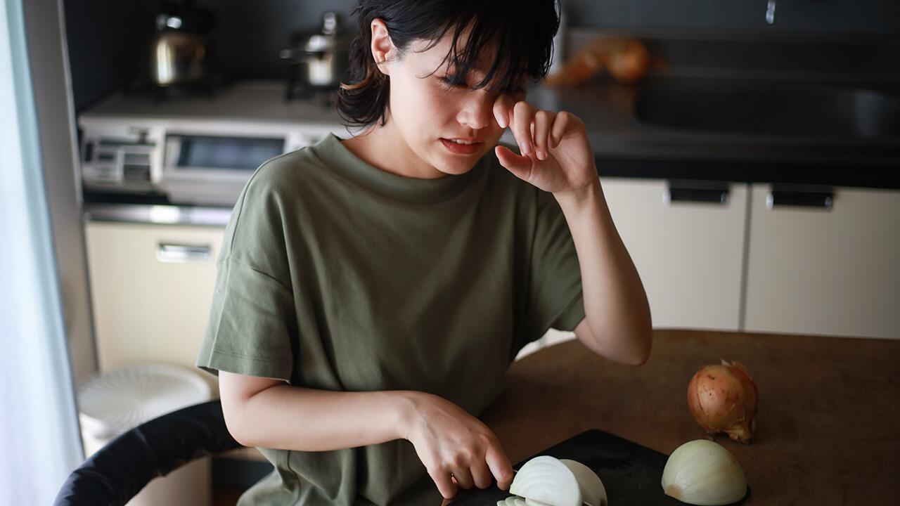 Zwiebeln schneiden ohne Tränen: Diese einfachen Tricks helfen Zwiebeln schneiden ohne Tränen: Diese einfachen Tricks helfen