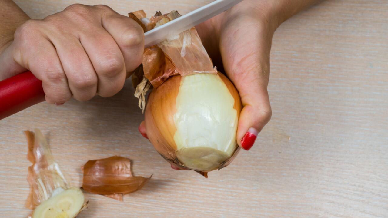 Zwiebelschalen nicht wegwerfen: 3 praktische Verwertungsideen Zwiebelschalen nicht wegwerfen: 3 praktische Verwertungsideen