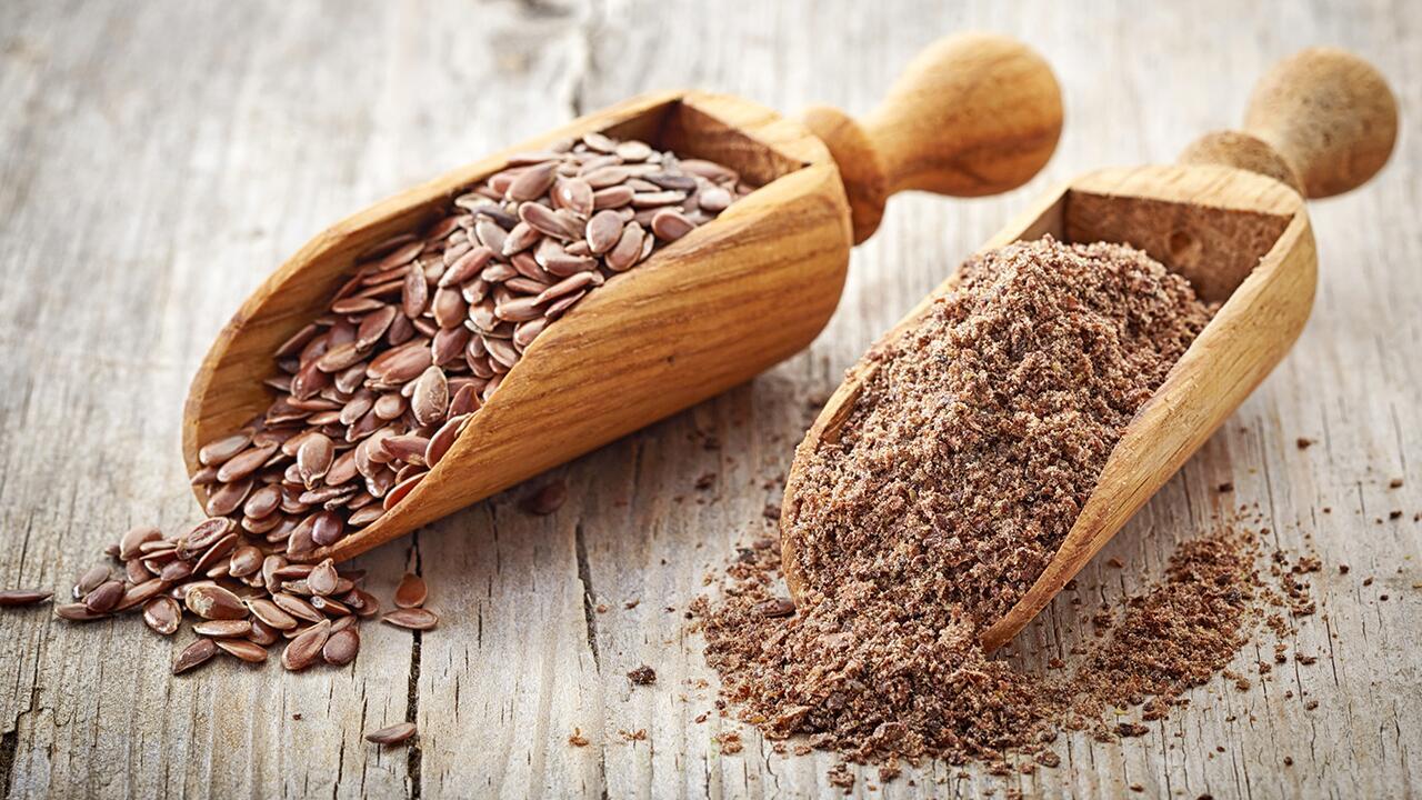 Leinsamen geschrotet oder ganz: Welche sind gesünder? Leinsamen geschrotet oder ganz: Welche sind gesünder?