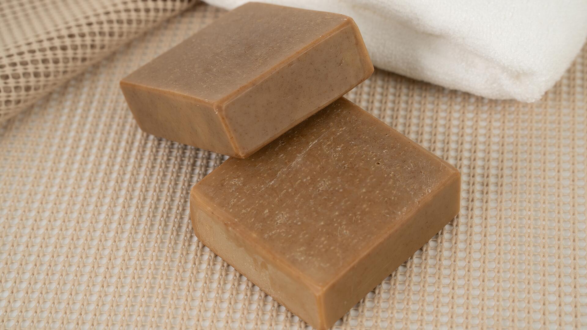 Festes Spülmittel im Test: Nur eins reinigt "gut" Festes Spülmittel im Test: Nur eins reinigt "gut"