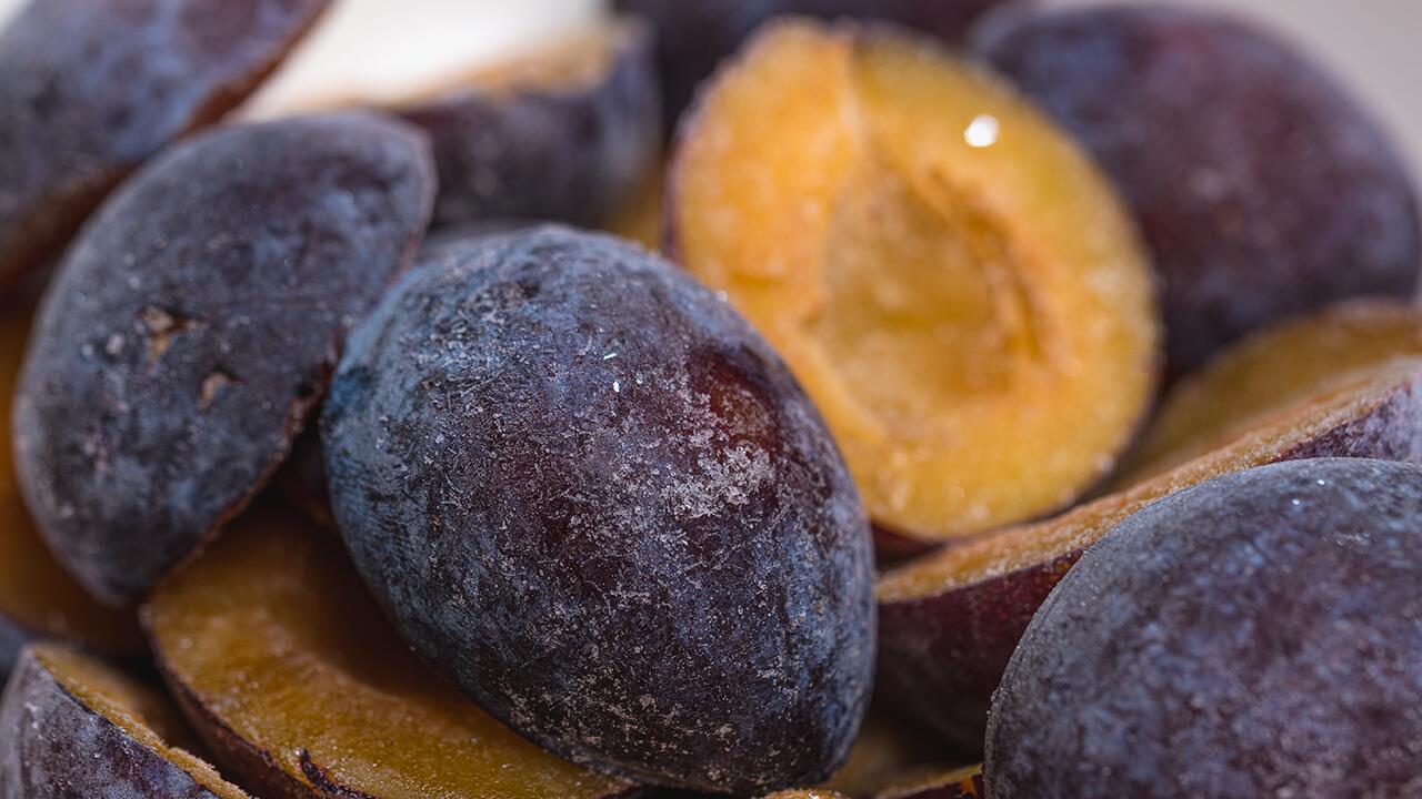 Pflaumen, Kirschen & Co.: Steinobst einfrieren und haltbar machen – so klappt es