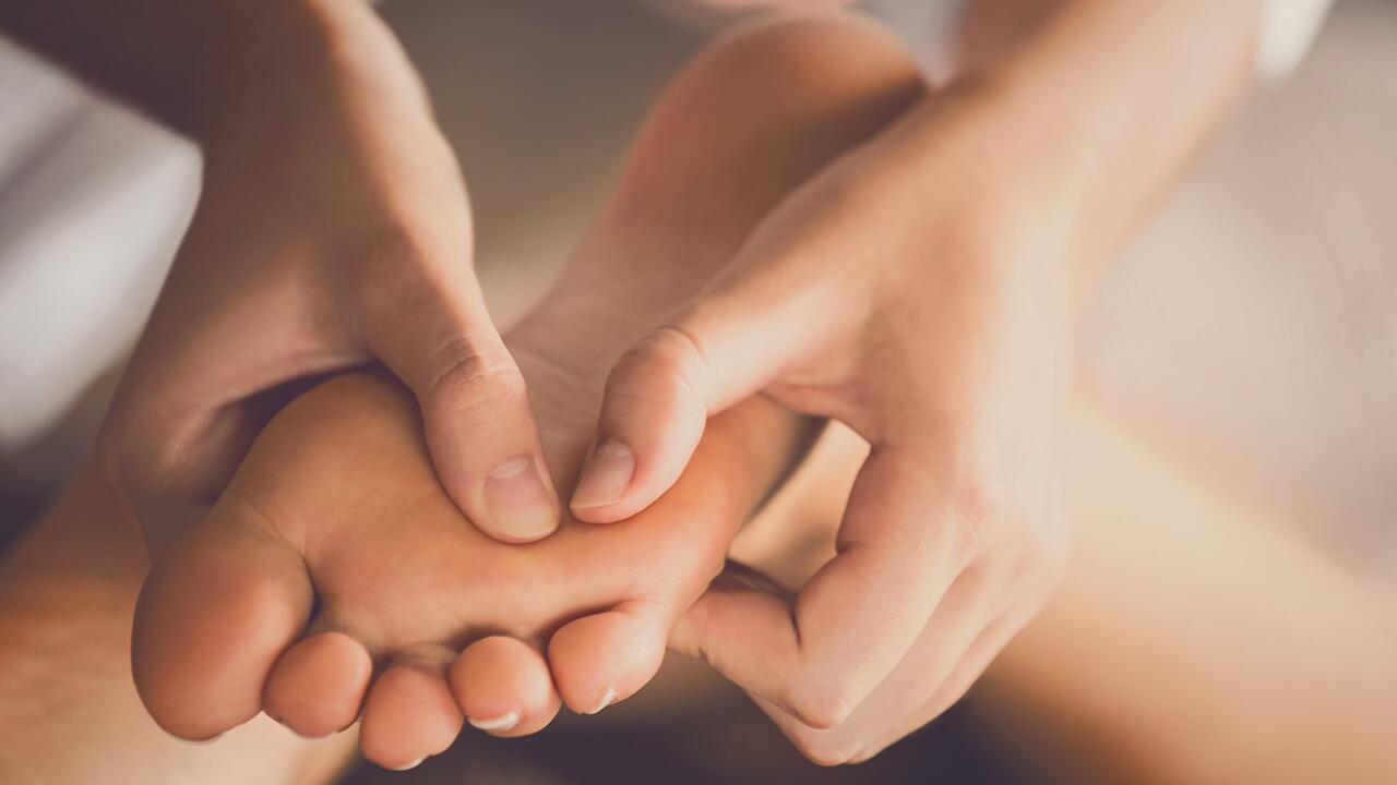 Fußmassage: Diese vier Schritte sorgen für entspannte Füße Fußmassage: Diese vier Schritte sorgen für entspannte Füße
