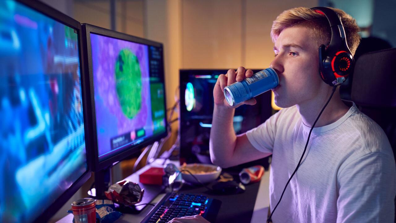 Zu viel Koffein und Zucker: Warum Energydrinks nichts für Jugendliche sind
