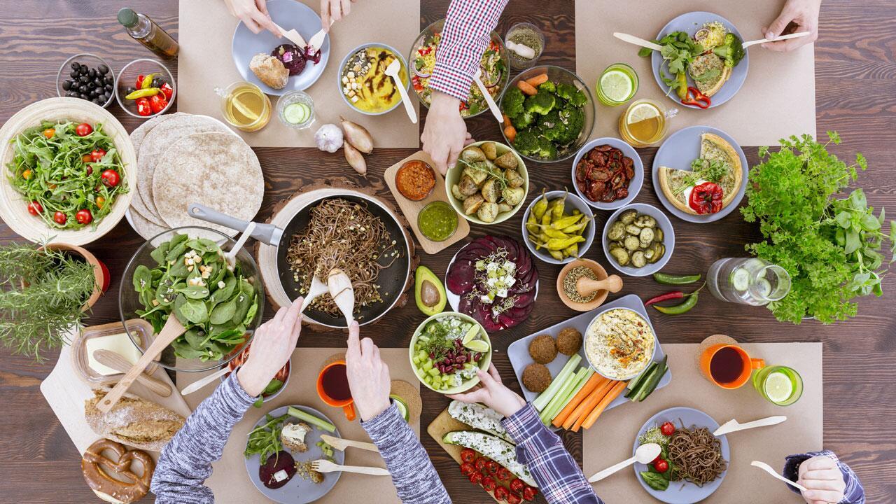 Weniger Fleisch essen: Warum Gesundheit, Tierwohl und Klima profitieren Weniger Fleisch essen: Warum Gesundheit, Tierwohl und Klima profitieren