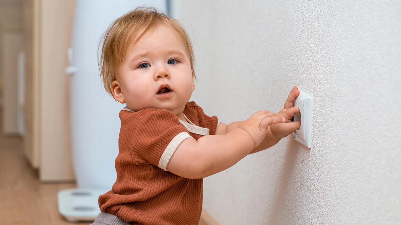 Steckdosenschutz & Co. im Test: Kindersicherungen sind teilweise top, teils Schrott
