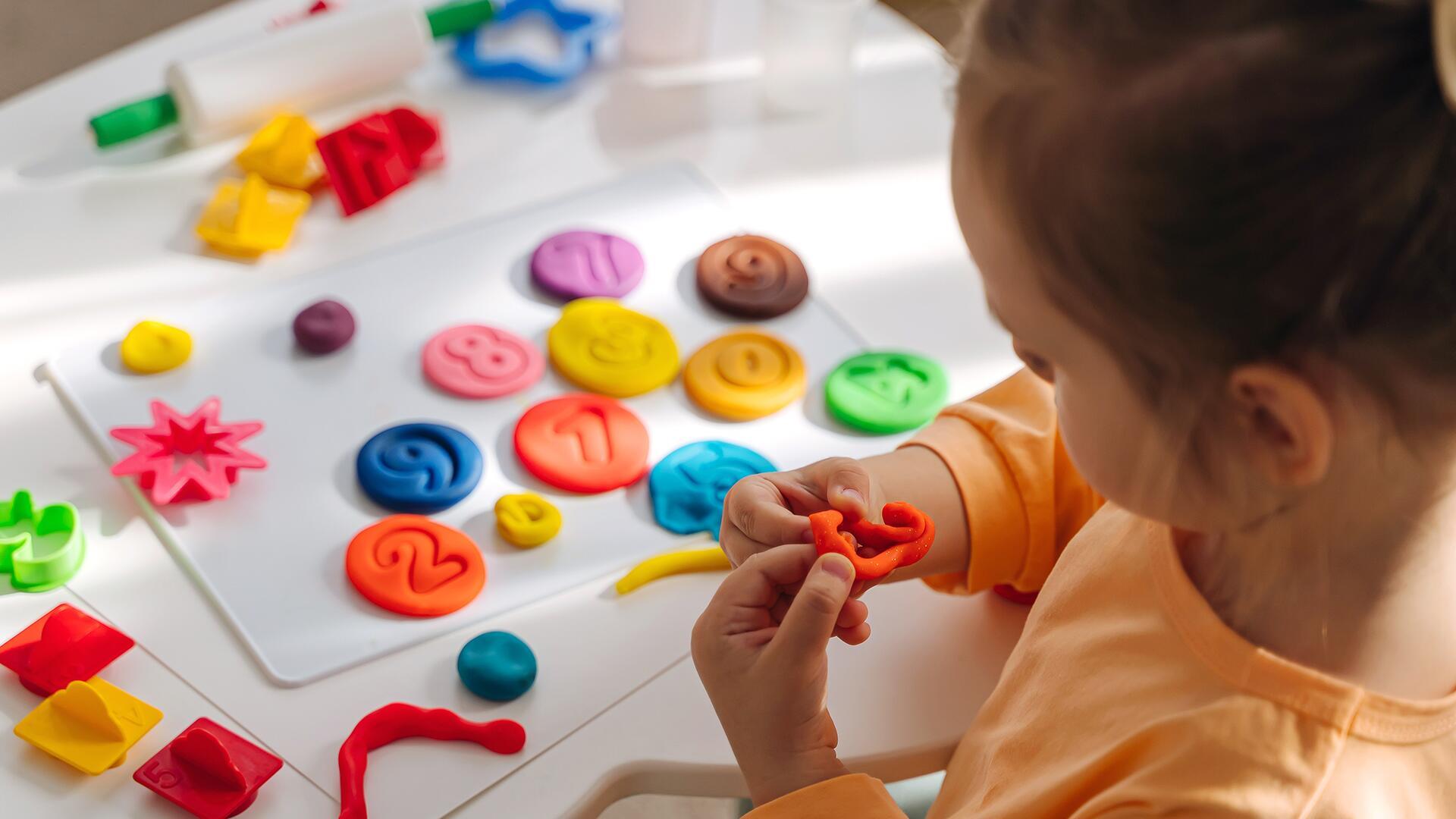 Warum Knete gut für Kinder ist – 5 von 22 Knetmassen im Test mit Bestnote