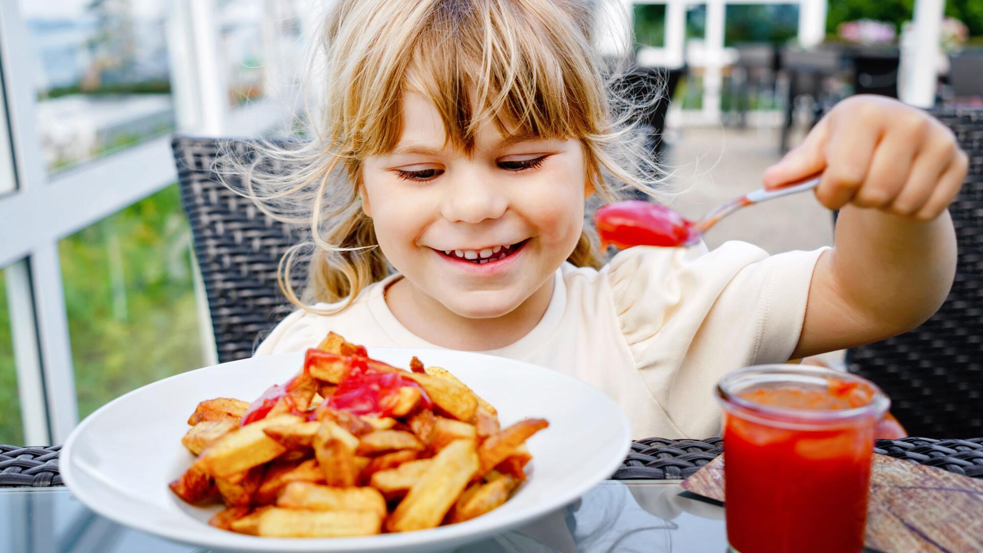 Kinderteller im Restaurant: Verbraucherzentralen kritisieren Mangel an Vielfalt Kinderteller im Restaurant: Verbraucherzentralen kritisieren Mangel an Vielfalt