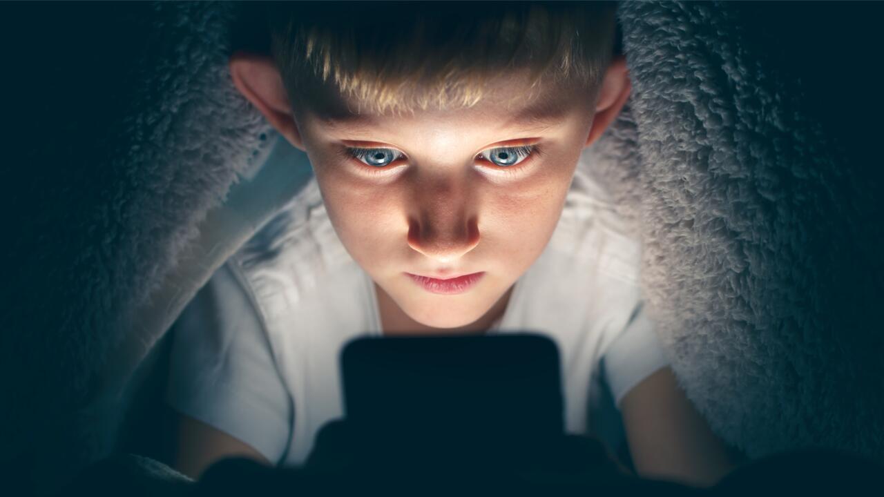 Studie: Kinder schlafen schlechter, wenn sie abends Smartphone & Co. nutzen