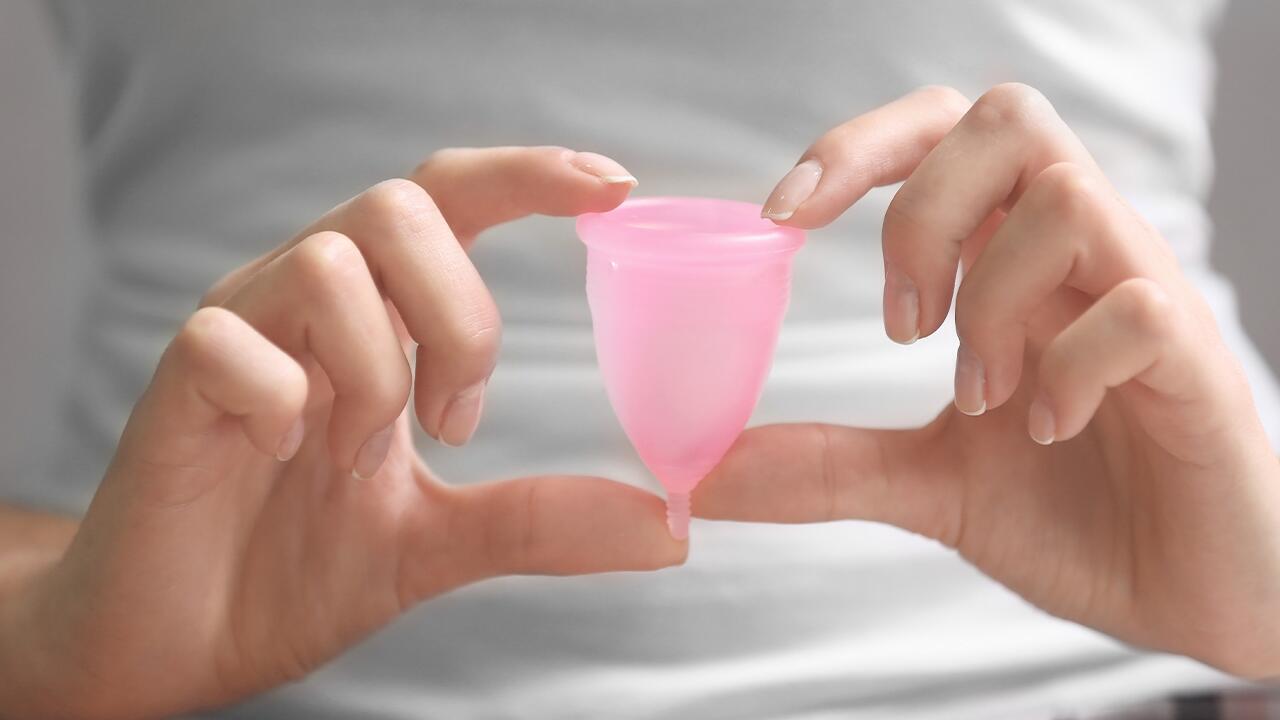 Monatshygiene: Wie benutzt man eine Menstruationstasse?