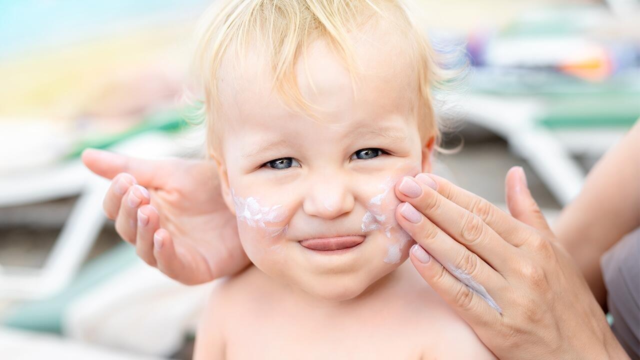 Erneut bedenkliche UV-Filter in Sonnencremes für Babys und Kinder im Test