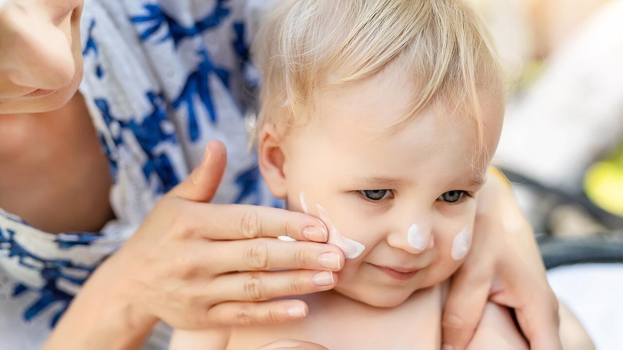 Wieder bedenkliche UV-Filter in Sonnencremes für Babys und Kinder im Test